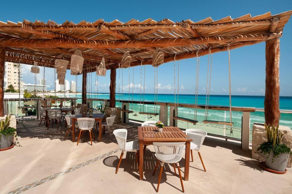 *Turquoise Escape- Beachfront Studio By Casa Paraiso* Cancun Exterior photo
